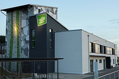 Stadion Sonneberg Funktionsgebäude mit Kletterwand