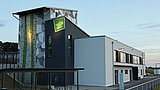 Stadion Sonneberg Funktionsgebäude mit Kletterwand