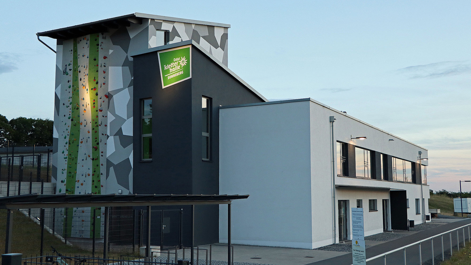 Stadion Sonneberg Funktionsgebäude mit Kletterwand
